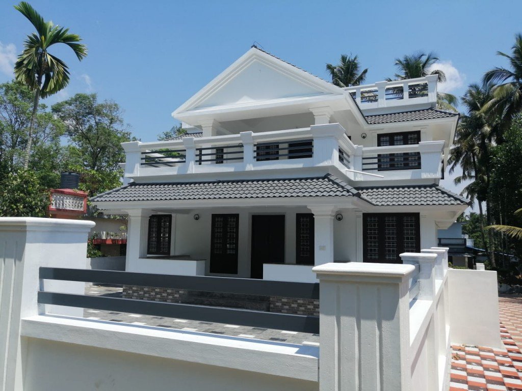 At chalakudy potta near adhramam 8.5 ct with 2400 sqft new house